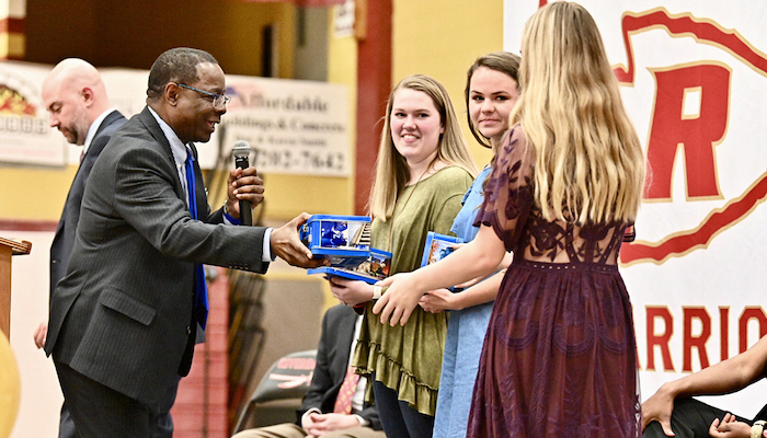 MTSU President McPhee hands out commemorative lunch boxes