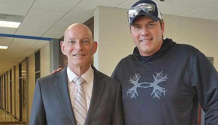 Country music’s Atkins learns about MTSU veterans center
